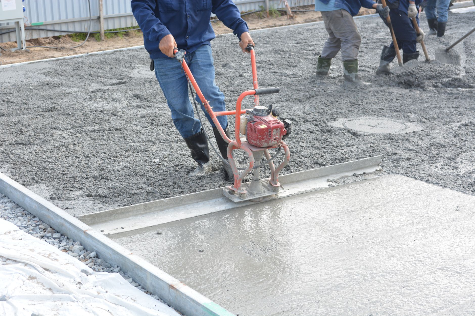 Betonggjutning för platta på mark kräver noggrann planering och rätt materialval.