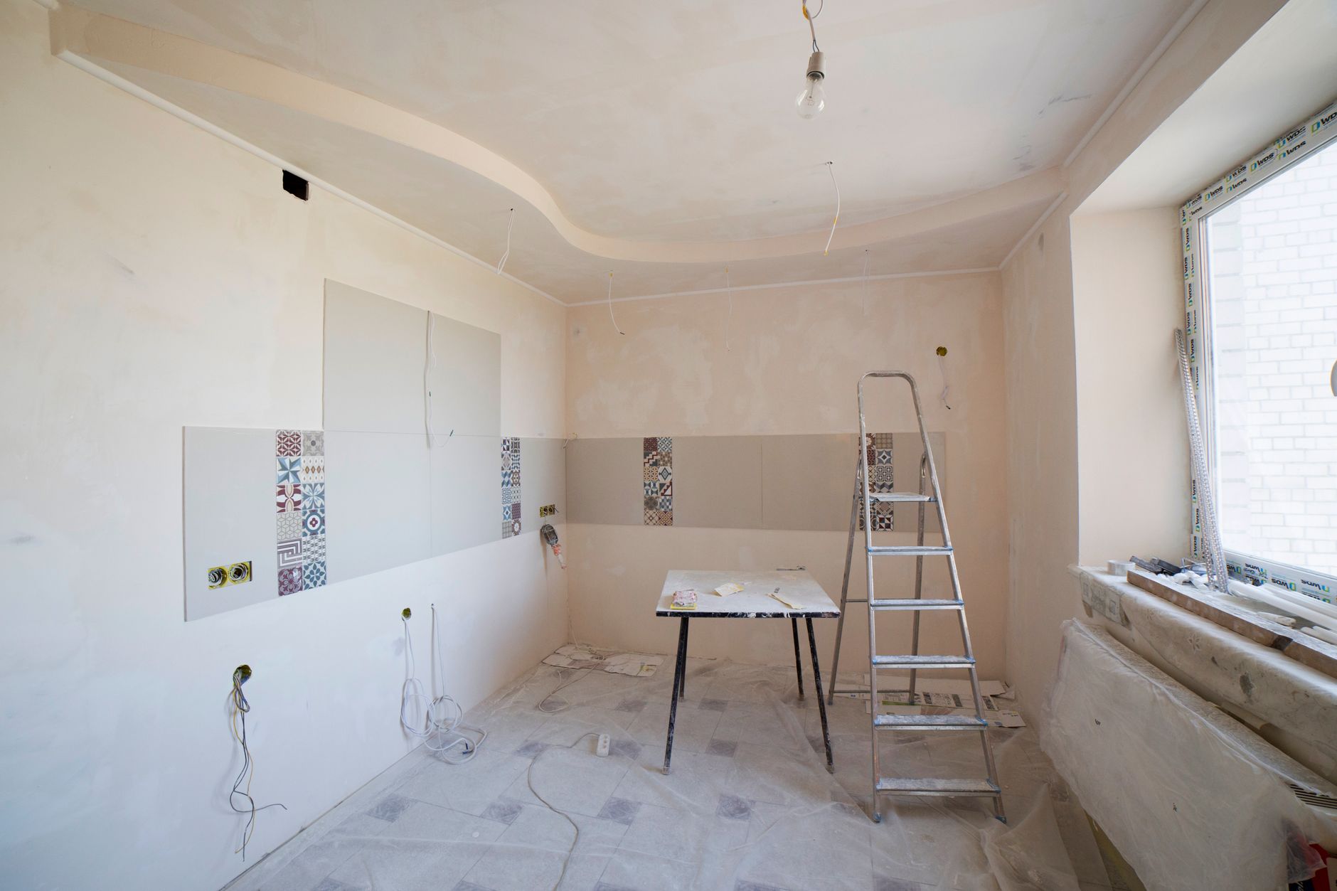 Innerstadslägenhet under renovering visar ursprunglig konstruktion bakom väggarna